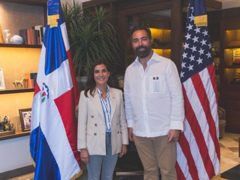 Embajadora de Estados Unidos visita f&aacute;brica de Arturo Fuente en Santiago
