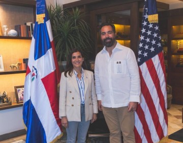 Embajadora de Estados Unidos visita f&aacute;brica de Arturo Fuente en Santiago