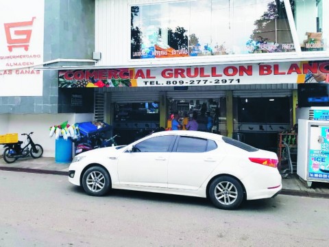 Grupo armado asalta comercio en La Vega