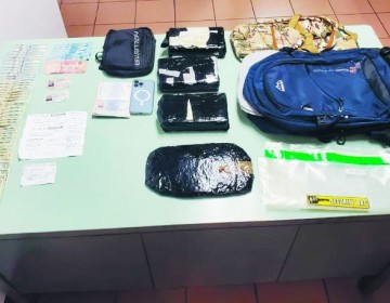 Arrestan a un hombre que pretend&iacute;a llevaba a EE.UU. 4 paquetes coca&iacute;na