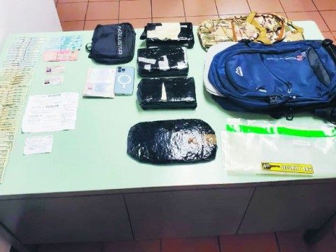 Arrestan a un hombre que pretend&iacute;a llevaba a EE.UU. 4 paquetes coca&iacute;na