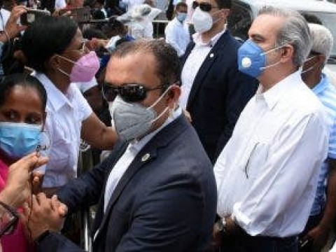Presidente Abinader irrumpe actividad para atender llamada desde el congreso 