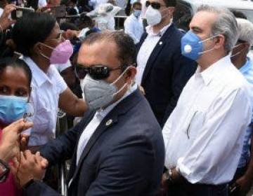 Presidente Abinader irrumpe actividad para atender llamada desde el congreso 