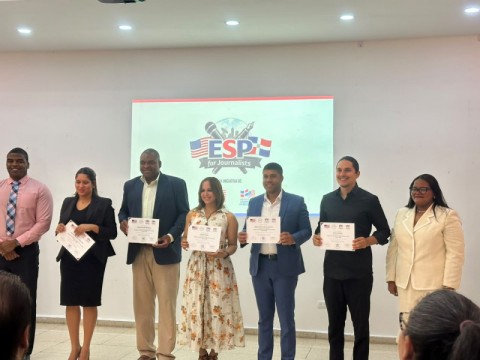  Dominico Americano celebra graduaci&oacute;n de m&aacute;s de 40 periodistas en programa de ingl&eacute;s especial