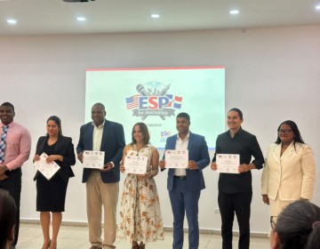  Dominico Americano celebra graduaci&oacute;n de m&aacute;s de 40 periodistas en programa de ingl&eacute;s especial