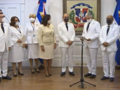 Presidente Medina entrega banda presidencial al Congreso Nacional 