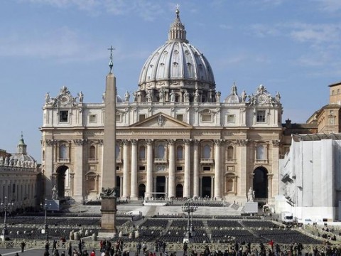 Vaticano sanciona a arzobispo y obispo por encubrir abusos