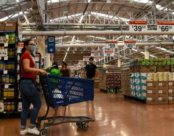 Bancos y Supermercados siguen con alta asistencia de personas pese aumento de casos de Coronavirus en el pa&iacute;s 
