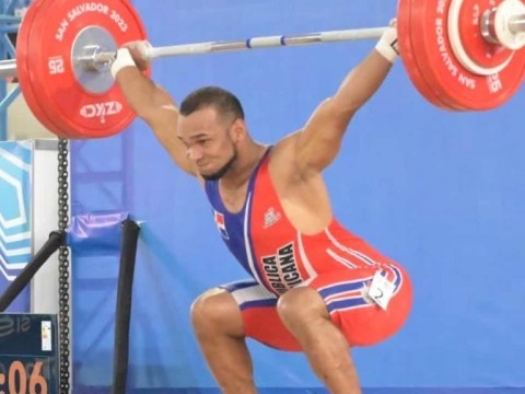 Pesista Julio Cede&ntilde;o gana dos medallas de bronce en San Salvador