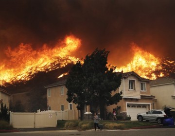 Miles de evacuados mientras los incendios se propagan en California