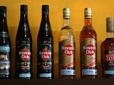 EE.UU. prohibir&aacute; la importaci&oacute;n de puros y licores desde Cuba