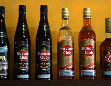 EE.UU. prohibir&aacute; la importaci&oacute;n de puros y licores desde Cuba