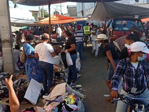 Mercado fronterizo abre sus puertas violando decreto presidencial 