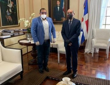 Presidente Medina y alcalde de SDN se re&uacute;nen para buscar soluci&oacute;n al vertedero de Duquesa