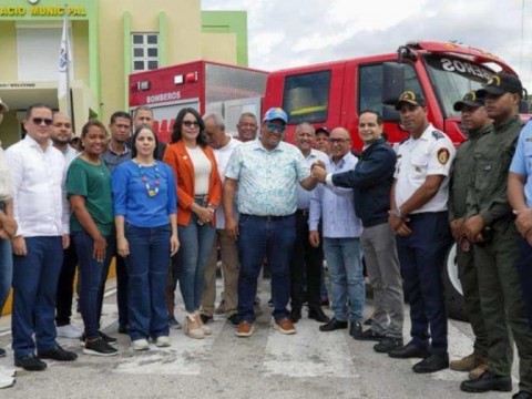 911 equipa a Cuerpos de Bomberos con entrega de un cami&oacute;n de &uacute;ltima generaci&oacute;n en Bayah&iacute;be