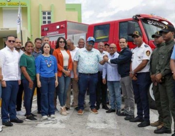 911 equipa a Cuerpos de Bomberos con entrega de un cami&oacute;n de &uacute;ltima generaci&oacute;n en Bayah&iacute;be