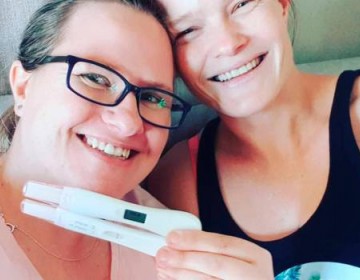 Pareja de lesbianas queda embarazada al mismo tiempo y del mismo donante de esperma