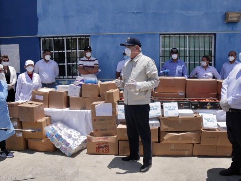 Luis Abinader visita obispo, pastores y movimiento social, entrega ayuda en barrios y hospitales de SFM, Pimentel, Castillo y Villa Riva
