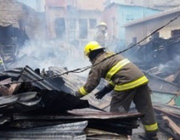 Fuego deja a tres familias sin hogar en Gualey