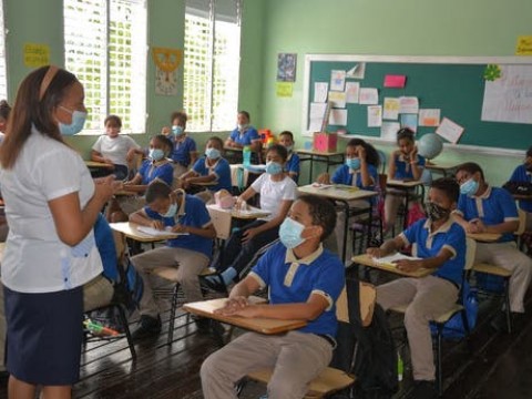 Estudiantes de 12 a&ntilde;os en adelante deber&aacute;n presentar tarjeta de vacunaci&oacute;n para ingresar a escuelas o presentar PCR negativa