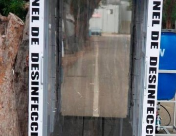 Instalan t&uacute;nel sanitizante en sede regional de la PN en Santiago