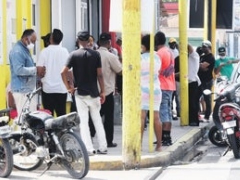 Hay quejas por la entrega aqu&iacute; de remesas en pesos