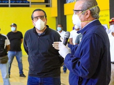 Abinader entrega ayuda a atletas Dominicanos 