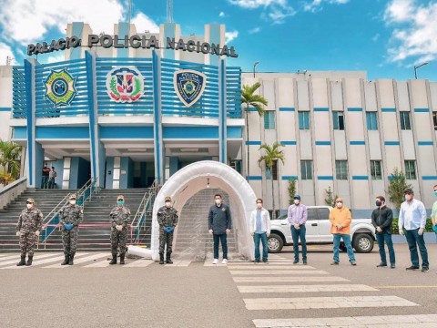 David Collado deja instalado t&uacute;nel sanitizante en el Palacio de la Polic&iacute;a 