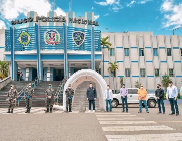 David Collado deja instalado t&uacute;nel sanitizante en el Palacio de la Polic&iacute;a 
