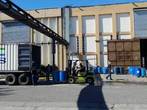 Aduanas dona 80 tanques de 55 galones de alcohol a Salud P&uacute;blica