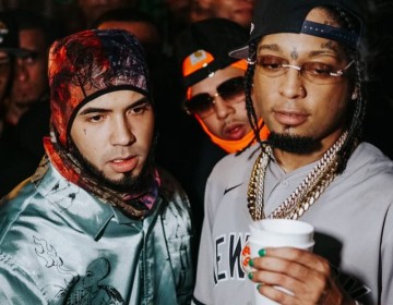 Anuel y Rochy RD re&uacute;nen cientos de personas en Capotillo mientras graban video musical