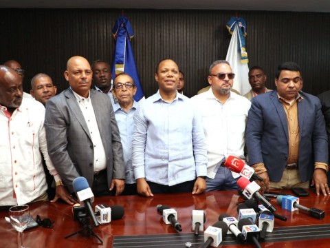 Transportistas respaldan al Intrant, ratifican que no habr&aacute; aumento del pasaje y apoyan operativo de fiscalizaci&oacute;n en Santiago