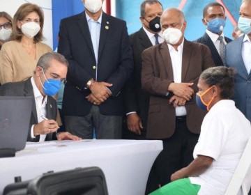 Presidente Luis Abinader llama a dos millones de dominicanos a afiliarse al seguro nacional de salud