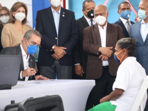 Presidente Luis Abinader llama a dos millones de dominicanos a afiliarse al seguro nacional de salud