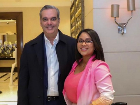 Presidente Abinader sorprende dominicana residente en Londres 