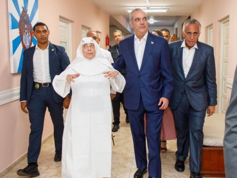 Presidente Abinader visita Hogar de Ancianos San Francisco de As&iacute;s tras remozamiento de seis &aacute;reas para mejorar la calidad de vida de los residentes