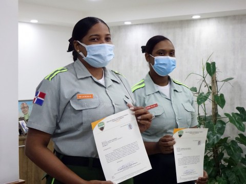 Digesett reconoce a dos agentes que ayudaron a embarazada