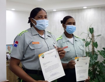 Digesett reconoce a dos agentes que ayudaron a embarazada
