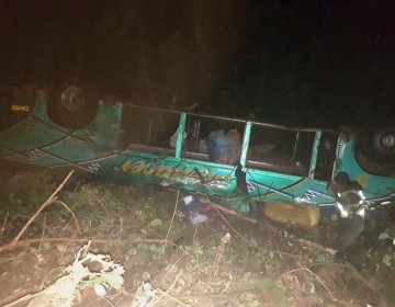 Autob&uacute;s cae a un barranco y deja 19 fallecidos en Bolivia
