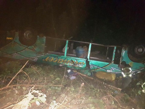 Autob&uacute;s cae a un barranco y deja 19 fallecidos en Bolivia