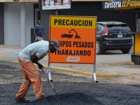 Solucionan "socav&oacute;n" en avenida Las Carreras en Santiago