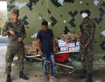 Detienen dos hombres que llevaban de contrabando alimentos en La Vig&iacute;a, Dajab&oacute;n