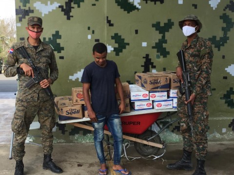 Detienen dos hombres que llevaban de contrabando alimentos en La Vig&iacute;a, Dajab&oacute;n