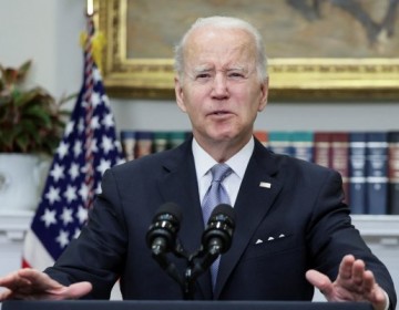 Biden anuncia m&aacute;s ayuda militar a Ucrania y veta a los barcos rusos en EE.UU.