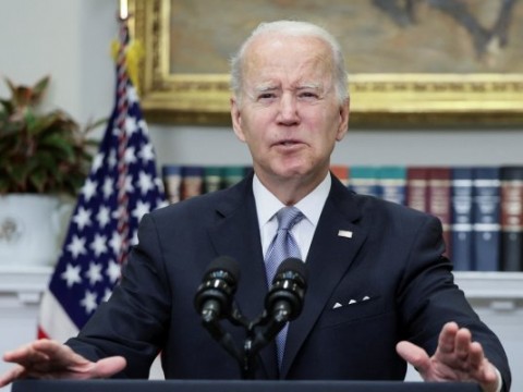 Biden anuncia m&aacute;s ayuda militar a Ucrania y veta a los barcos rusos en EE.UU.
