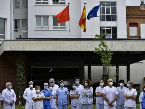 Espa&ntilde;a: homenajean a personal de salud afectado por COVID-19