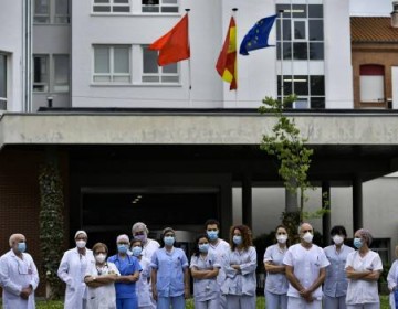 Espa&ntilde;a: homenajean a personal de salud afectado por COVID-19