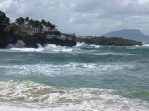 COE emite alerta verde en costa atl&aacute;ntica por fuertes oleajes del hurac&aacute;n Larry