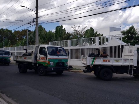 El Albergue Ol&iacute;mpico es fumigado por brigadas de Obras P&uacute;blicas