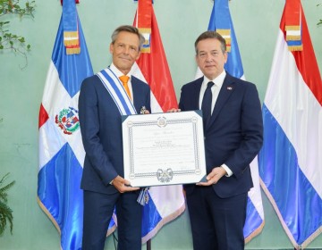  Canciller Bison&oacute; condecora al embajador de Pa&iacute;ses Bajos al concluir su misi&oacute;n en Rep&uacute;blica Dominicana
